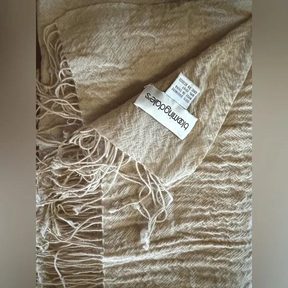 100% Cashmere Bloomingdale’s Textured Pale Pink Shawl, Wrap